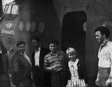 «В Сибирь, за песнями!» Братск, 1962 г. Стоят слева направо: Ю.Чичков, И.Косарев, И.Скрыпников, С.Гребенников, А.Пахмутова, И.Кобзон