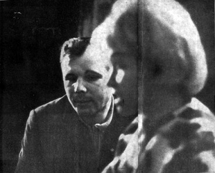 Весна 1966 года в Звёздном городке. Юрий Гагарин слушает «Нежность» в исполнении автора.