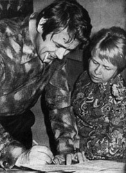 В студии фирмы «Мелодия». Идёт запись цикла «Созвездье Гагарина». Ю.Гуляев и А.Пахмутова за работой. Москва, 9 марта 1971 года.