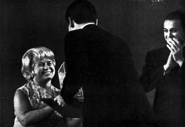 Вручение А.Пахмутовой первой премии за песню «Нежность» на фестивале в Сочи. 1967 год.